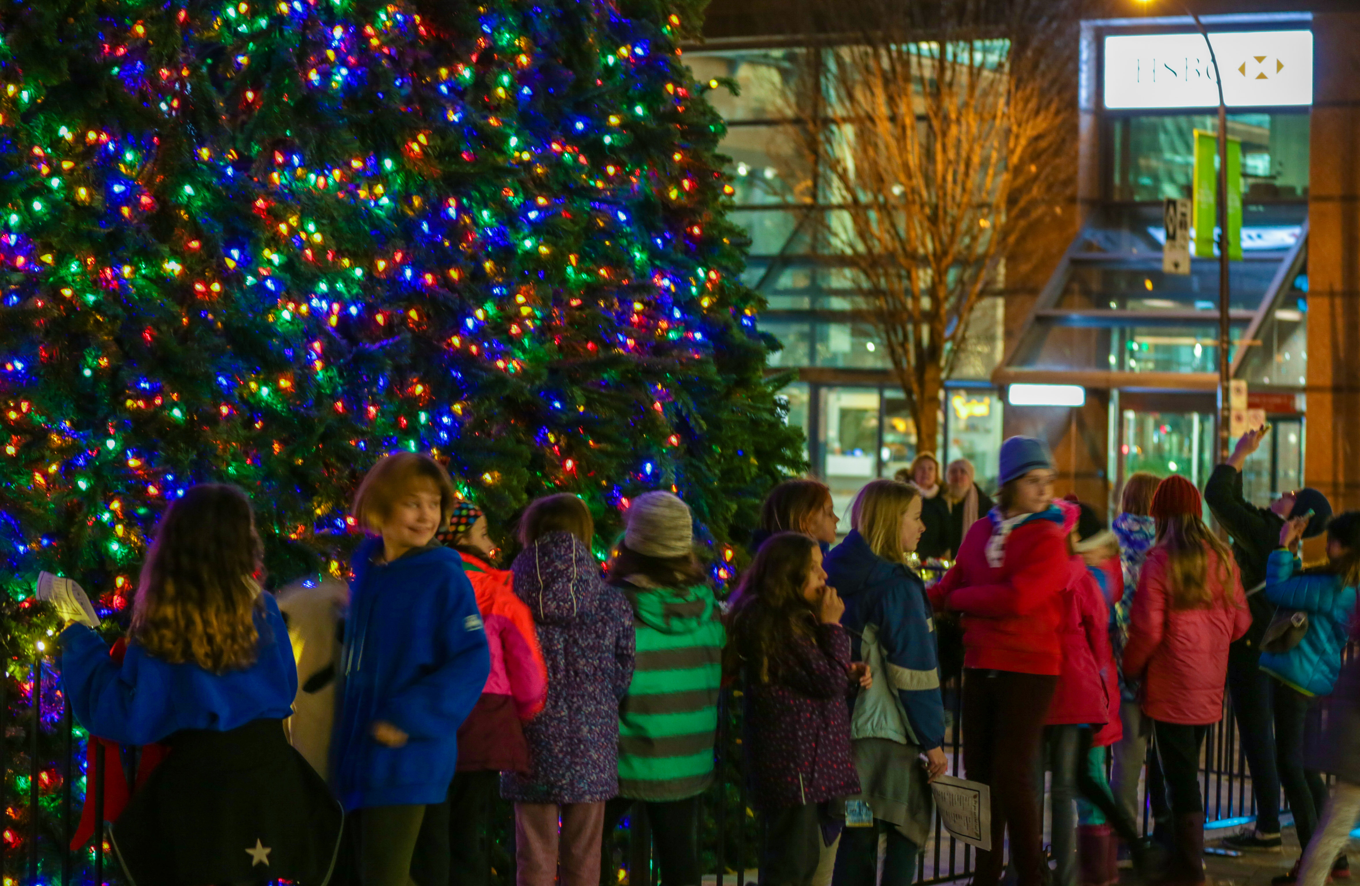 Vancouver_XmasTree_Kids
